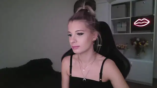 KristineGlow online show from October 2025 02:07:01 PM