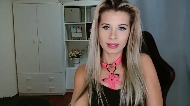 Snapshot of KristineGlow chatting on November 2025 07:25:02 PM KristineGlow online show from November 2025 07:25:02 PM