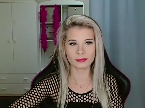 Snapshot of KristineGlow chatting on October 2025 07:38:01 AM KristineGlow online show from October 2025 07:38:01 AM