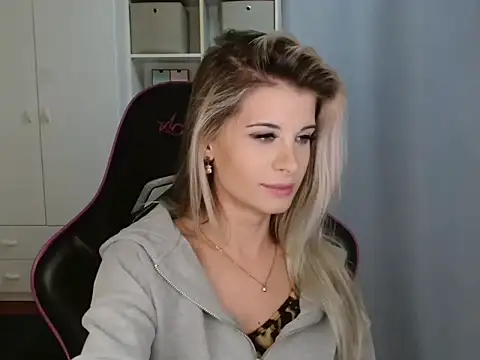 KristineGlow online show from December 2025 07:18:02 PM