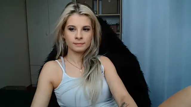 Snapshot of KristineGlow chatting on June 2026 06:24:01 AM KristineGlow online show from June 2026 06:24:01 AM
