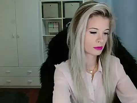 Snapshot of KristineGlow chatting on November 2025 07:35:02 AM KristineGlow online show from November 2025 07:35:02 AM