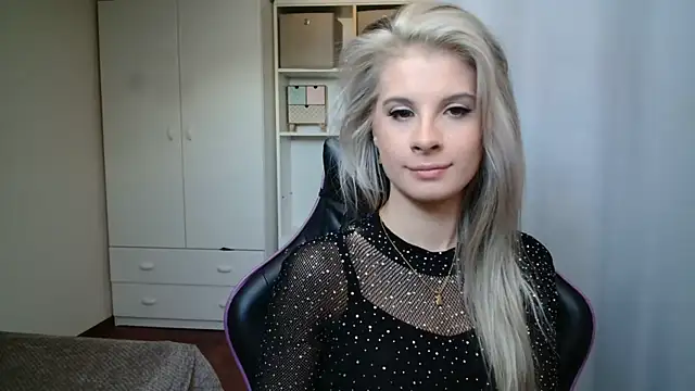 Snapshot of KristineGlow chatting on May 2026 06:23:01 AM KristineGlow online show from May 2026 06:23:01 AM