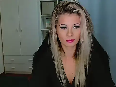 Snapshot of KristineGlow chatting on November 2025 04:10:05 PM KristineGlow online show from November 2025 04:10:05 PM