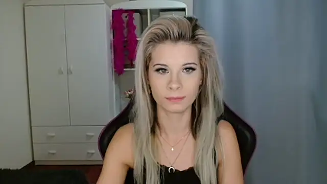 Snapshot of KristineGlow chatting on October 2025 03:55:01 PM KristineGlow online show from October 2025 03:55:01 PM