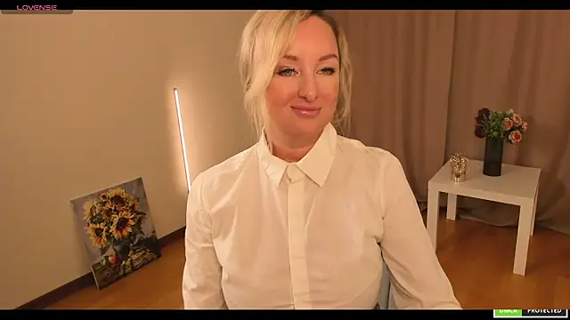Snapshot of sexmom8 chatting on October 2025 10:05:02 AM sexmom8 online show from October 2025 10:05:02 AM