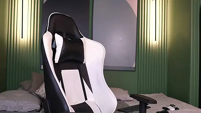 Snapshot of Nick_Vans chatting on October 2025 12:50:01 PM Nick Vans online show from October 2025 12:50:01 PM