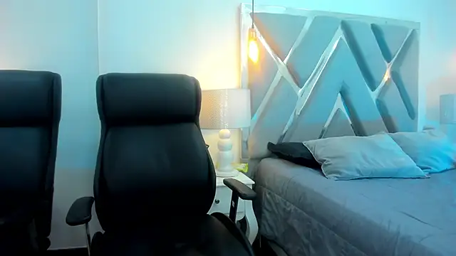 Snapshot of AnniEsstone chatting on October 2025 12:41:01 PM AnniEsstone online show from October 2025 12:41:01 PM