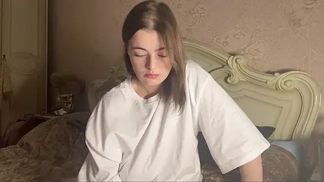 HoneyMist online show from November 2025 06:00:02 PM