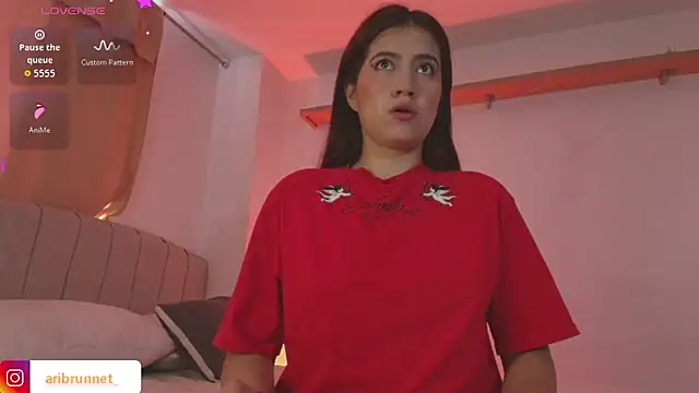 BrunnetAri  online show from December 2025 05:24:02 PM