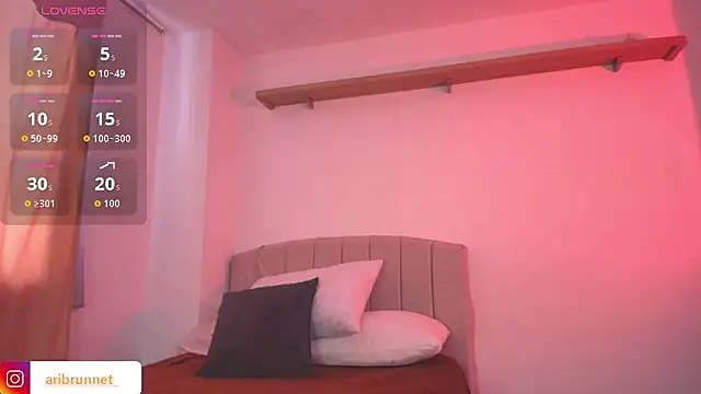 BrunnetAri  online show from November 2025 06:19:01 PM