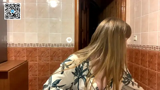 Snapshot of MaroonMoon_ chatting on October 2025 08:43:02 PM MaroonMoon online show from October 2025 08:43:02 PM