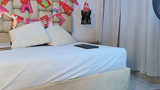 elizawiliamst online show from September 2025 11:43:01 AM