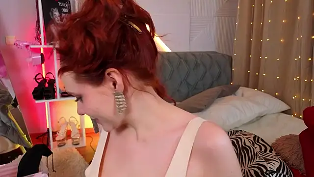 Snapshot of PollyVinice chatting on November 2025 11:44:01 AM PollyVinice online show from November 2025 11:44:01 AM