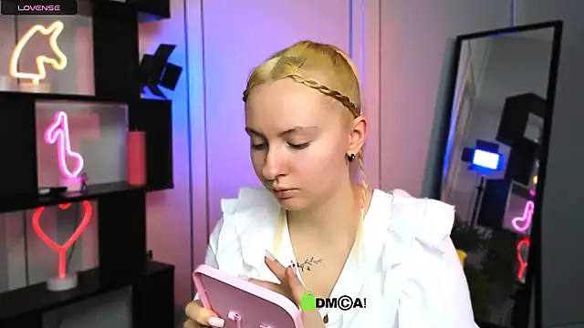 mila glow1 online show from December 2025 07:30:01 PM