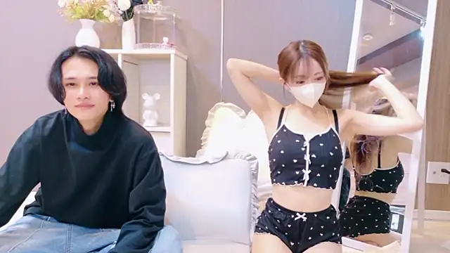 Snapshot of RIRI-style chatting on November 2025 08:35:01 AM RIRI-style online show from November 2025 08:35:01 AM