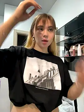 LunaMillie online show from December 2025 09:43:01 AM