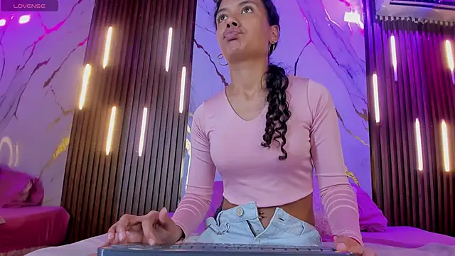 Snapshot of VictoriaDuart chatting on September 2025 07:49:01 PM VictoriaDuart online show from September 2025 07:49:01 PM