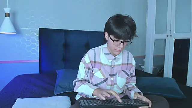 Tsuki Maru online show from September 2025 08:03:02 PM