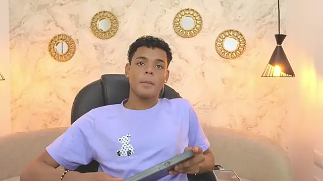 Valentino Thompson online show from September 2025 07:36:02 PM