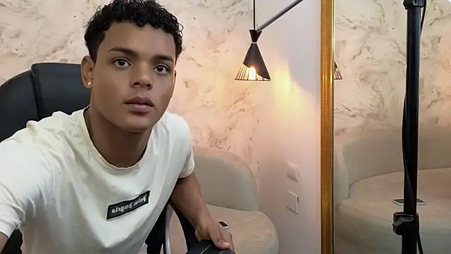 Valentino Thompson online show from September 2025 07:39:02 PM