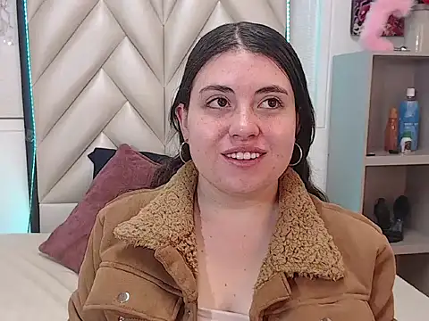 Snapshot of Vicluxxx chatting on October 2025 12:37:01 PM Vicluxxx online show from October 2025 12:37:01 PM