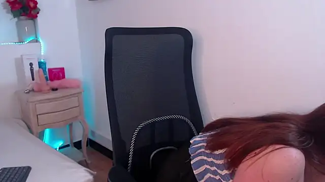 Snapshot of Vicluxxx chatting on December 2025 01:48:02 PM Vicluxxx online show from December 2025 01:48:02 PM