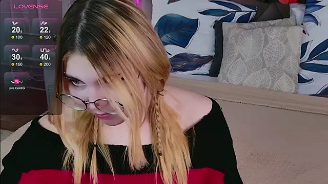 Snapshot of Evie_Vall chatting on November 2025 03:27:02 PM Evie Vall online show from November 2025 03:27:02 PM