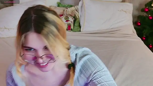 Snapshot of Evie_Vall chatting on December 2025 05:18:02 PM Evie Vall online show from December 2025 05:18:02 PM