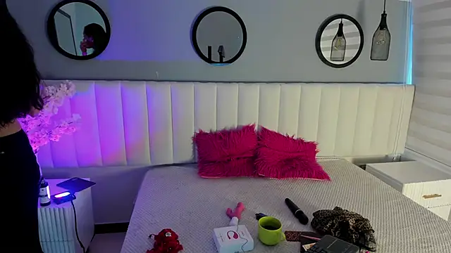 Mila Hank  online show from November 2025 12:16:01 PM