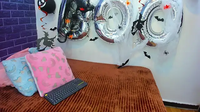 Cora 222 online show from November 2025 07:30:01 PM