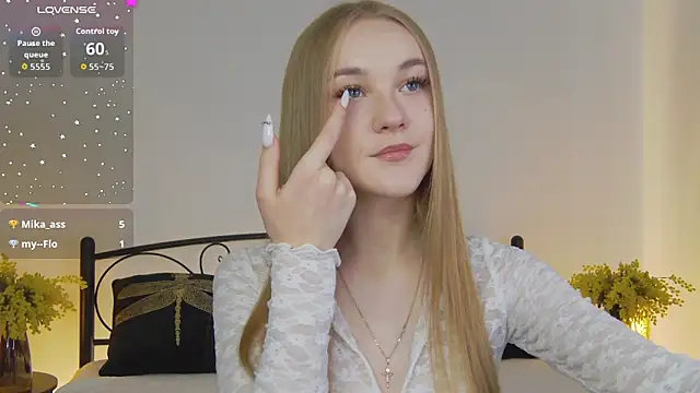 KumiKruz online show from October 2025 01:21:02 PM