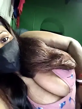 Snapshot of V-hot-swiet chatting on October 2025 11:25:02 PM V-hot-swiet online show from October 2025 11:25:02 PM