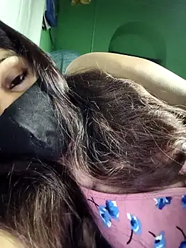 Snapshot of V-hot-swiet chatting on October 2025 12:11:02 AM V-hot-swiet online show from October 2025 12:11:02 AM