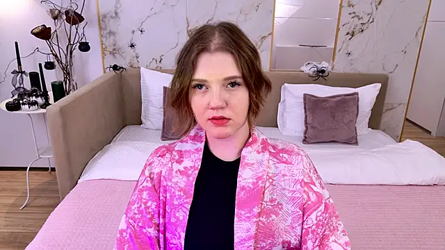 Snapshot of AlmaSound chatting on October 2025 05:28:02 AM AlmaSound online show from October 2025 05:28:02 AM