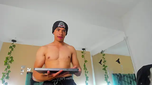 Muscle Scott online show from October 2025 12:28:01 PM