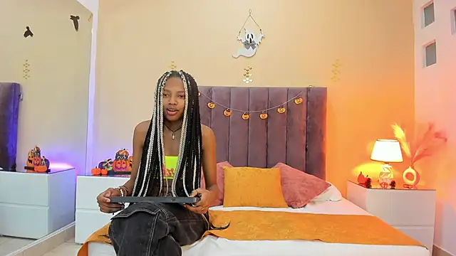 Snapshot of Kiaraa_y_Her_Crazy chatting on October 2025 04:25:01 AM Kiaraa y Her Crazy online show from October 2025 04:25:01 AM