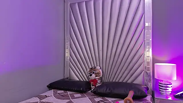 HatsaJones online show from April 2026 04:19:01 AM