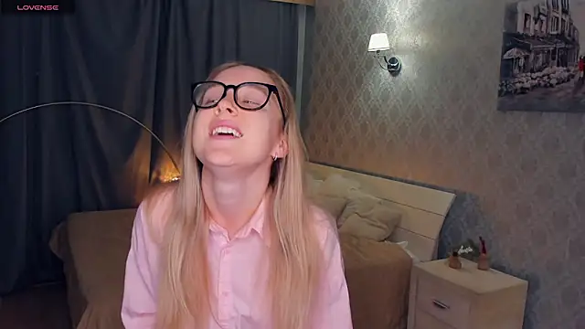 Snapshot of SoonMoor chatting on November 2025 06:12:02 PM SoonMoor online show from November 2025 06:12:02 PM