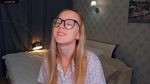 Snapshot of SoonMoor chatting on October 2025 04:07:02 PM SoonMoor online show from October 2025 04:07:02 PM