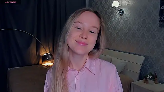 Snapshot of SoonMoor chatting on November 2025 06:25:01 PM SoonMoor online show from November 2025 06:25:01 PM