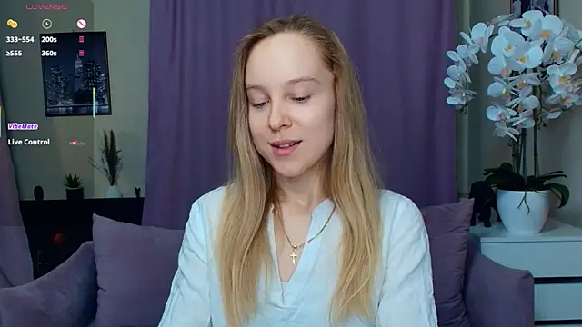 SoonMoor online show from April 2026 06:48:02 PM