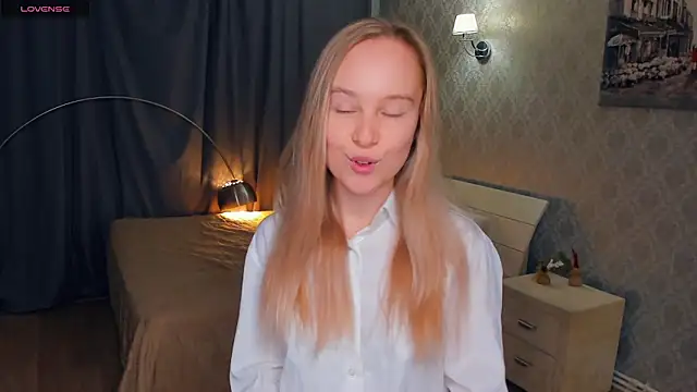 Snapshot of SoonMoor chatting on November 2025 06:11:02 PM SoonMoor online show from November 2025 06:11:02 PM