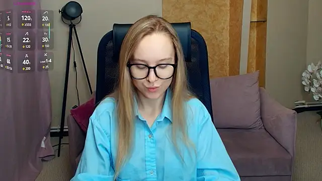 Snapshot of SoonMoor chatting on December 2025 06:57:02 PM SoonMoor online show from December 2025 06:57:02 PM