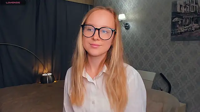 Snapshot of SoonMoor chatting on October 2025 07:04:02 PM SoonMoor online show from October 2025 07:04:02 PM