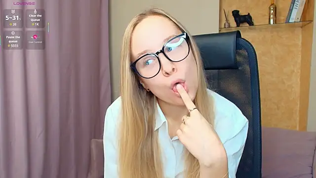 Snapshot of SoonMoor chatting on November 2025 07:25:01 PM SoonMoor online show from November 2025 07:25:01 PM