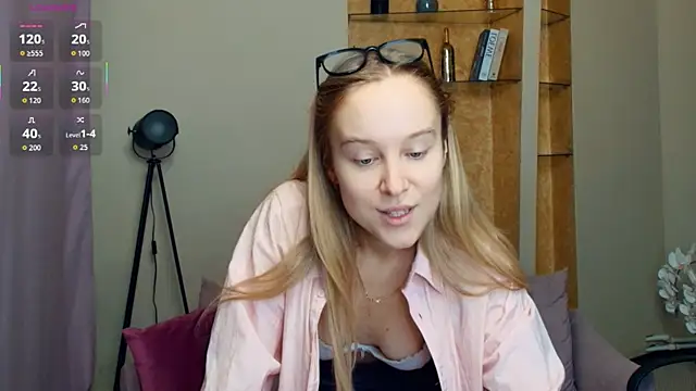 Snapshot of SoonMoor chatting on December 2025 08:04:02 PM SoonMoor online show from December 2025 08:04:02 PM