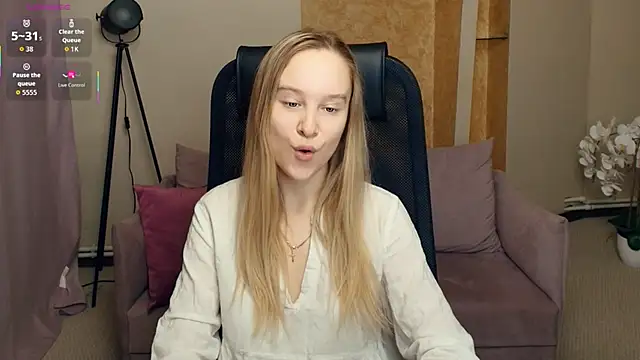 SoonMoor online show from December 2025 06:56:02 PM