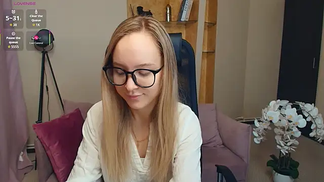 Snapshot of SoonMoor chatting on November 2025 07:03:02 PM SoonMoor online show from November 2025 07:03:02 PM