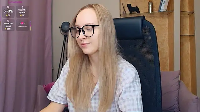 Snapshot of SoonMoor chatting on November 2025 07:14:02 PM SoonMoor online show from November 2025 07:14:02 PM